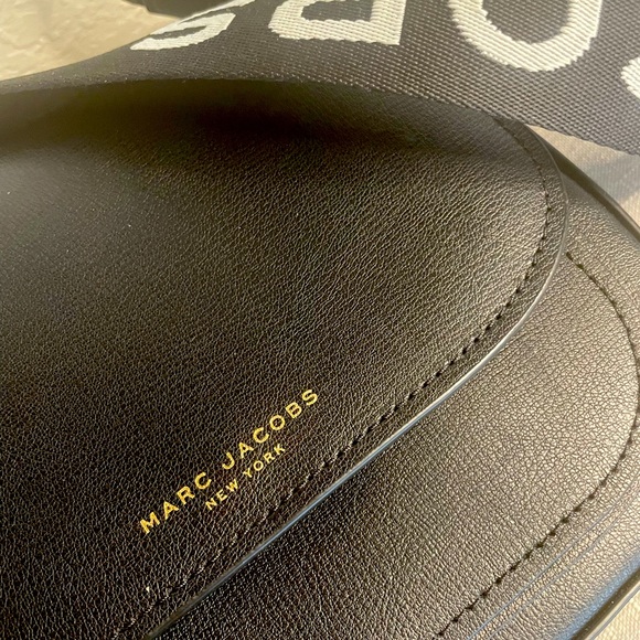 Marc Jacobs, medium size, black with gold hardware - Picture 3 of 5